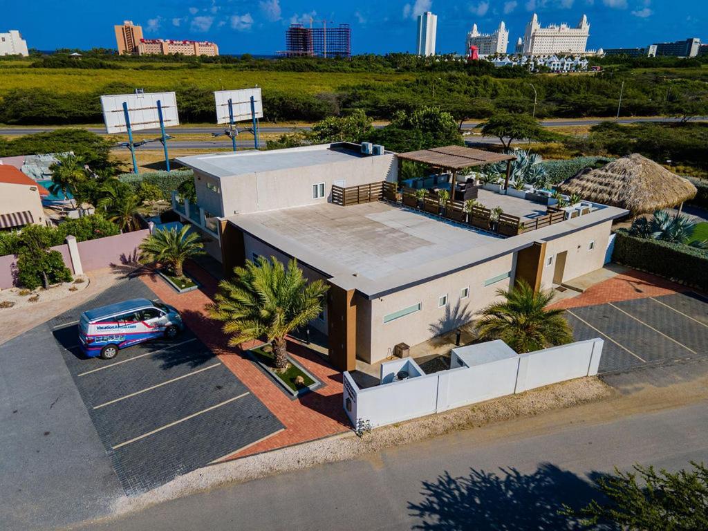 Koyari Modern Condos 9Br 7Ba Sleeps 26 W/ Pool And Roof Deck شاطئ بالم المظهر الخارجي الصورة