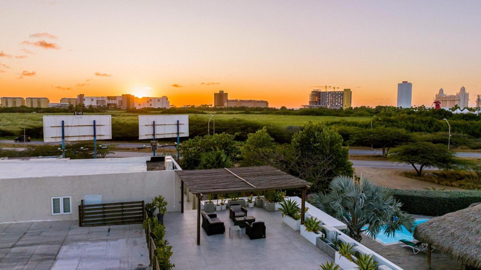 Koyari Modern Condos 9Br 7Ba Sleeps 26 W/ Pool And Roof Deck شاطئ بالم المظهر الخارجي الصورة