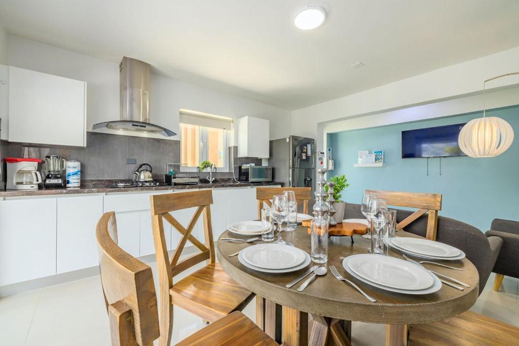 Koyari Modern Condos 9Br 7Ba Sleeps 26 W/ Pool And Roof Deck شاطئ بالم المظهر الخارجي الصورة