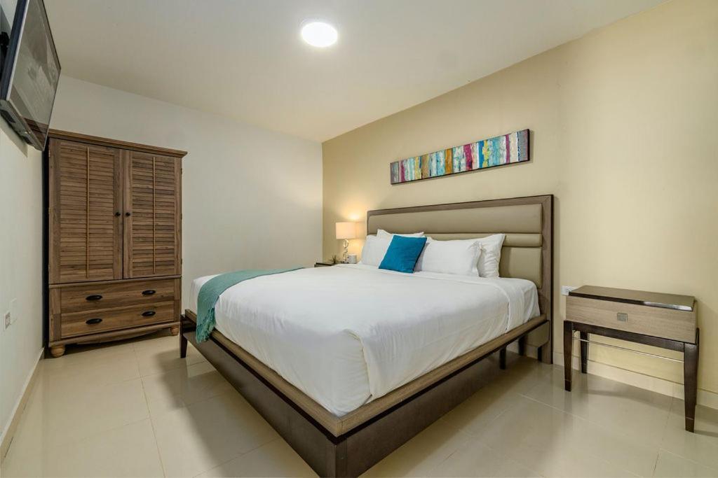 Koyari Modern Condos 9Br 7Ba Sleeps 26 W/ Pool And Roof Deck شاطئ بالم المظهر الخارجي الصورة