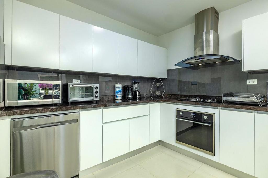 Koyari Modern Condos 9Br 7Ba Sleeps 26 W/ Pool And Roof Deck شاطئ بالم المظهر الخارجي الصورة