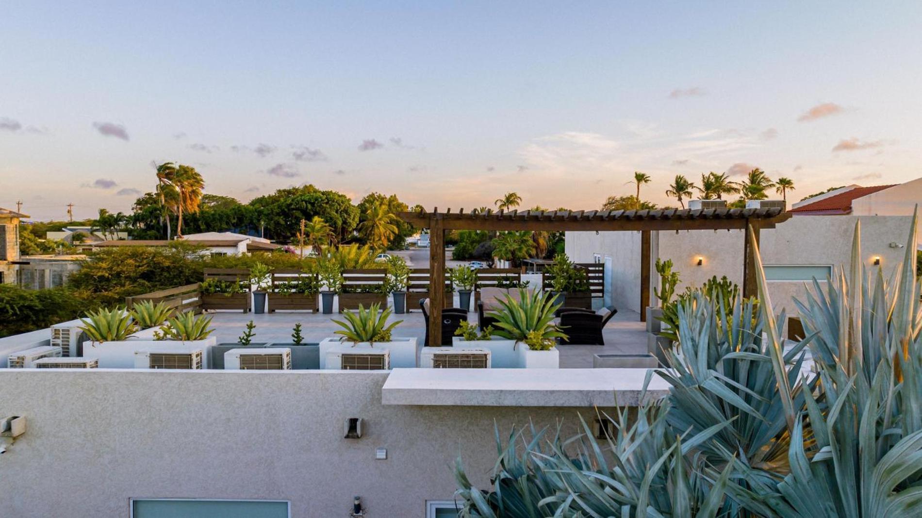 Koyari Modern Condos 9Br 7Ba Sleeps 26 W/ Pool And Roof Deck شاطئ بالم المظهر الخارجي الصورة