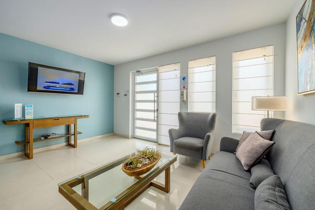 Koyari Modern Condos 9Br 7Ba Sleeps 26 W/ Pool And Roof Deck شاطئ بالم المظهر الخارجي الصورة