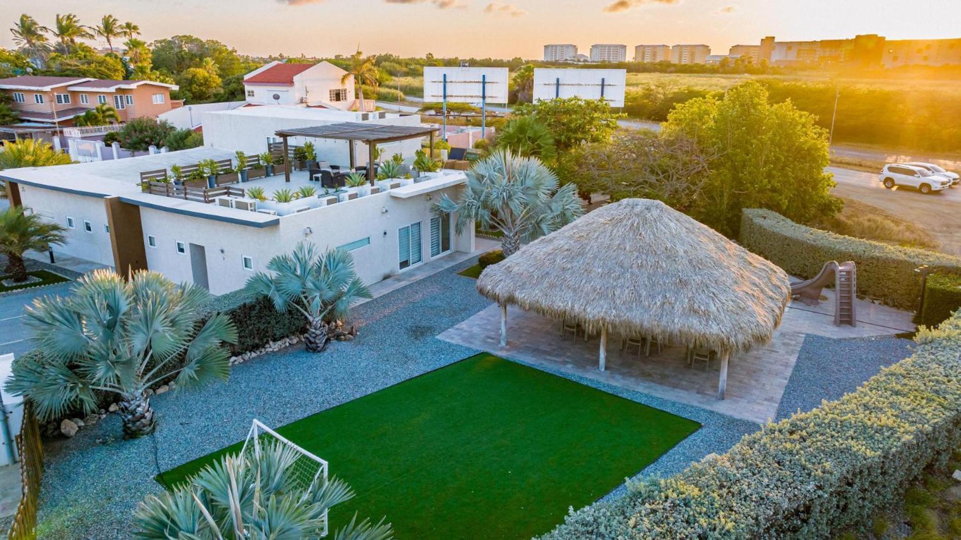 Koyari Modern Condos 9Br 7Ba Sleeps 26 W/ Pool And Roof Deck شاطئ بالم المظهر الخارجي الصورة