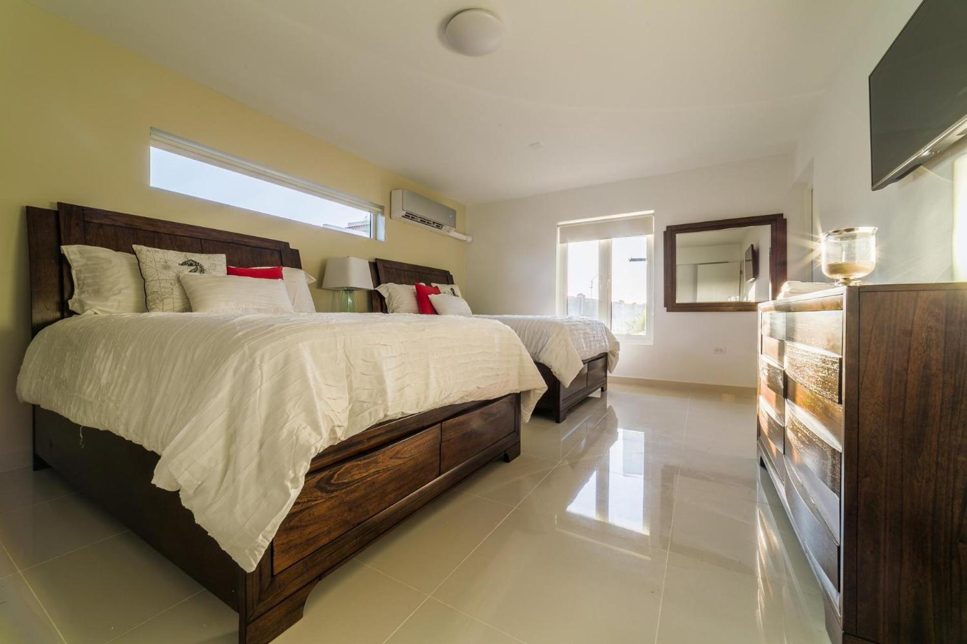 Koyari Modern Condos 9Br 7Ba Sleeps 26 W/ Pool And Roof Deck شاطئ بالم المظهر الخارجي الصورة