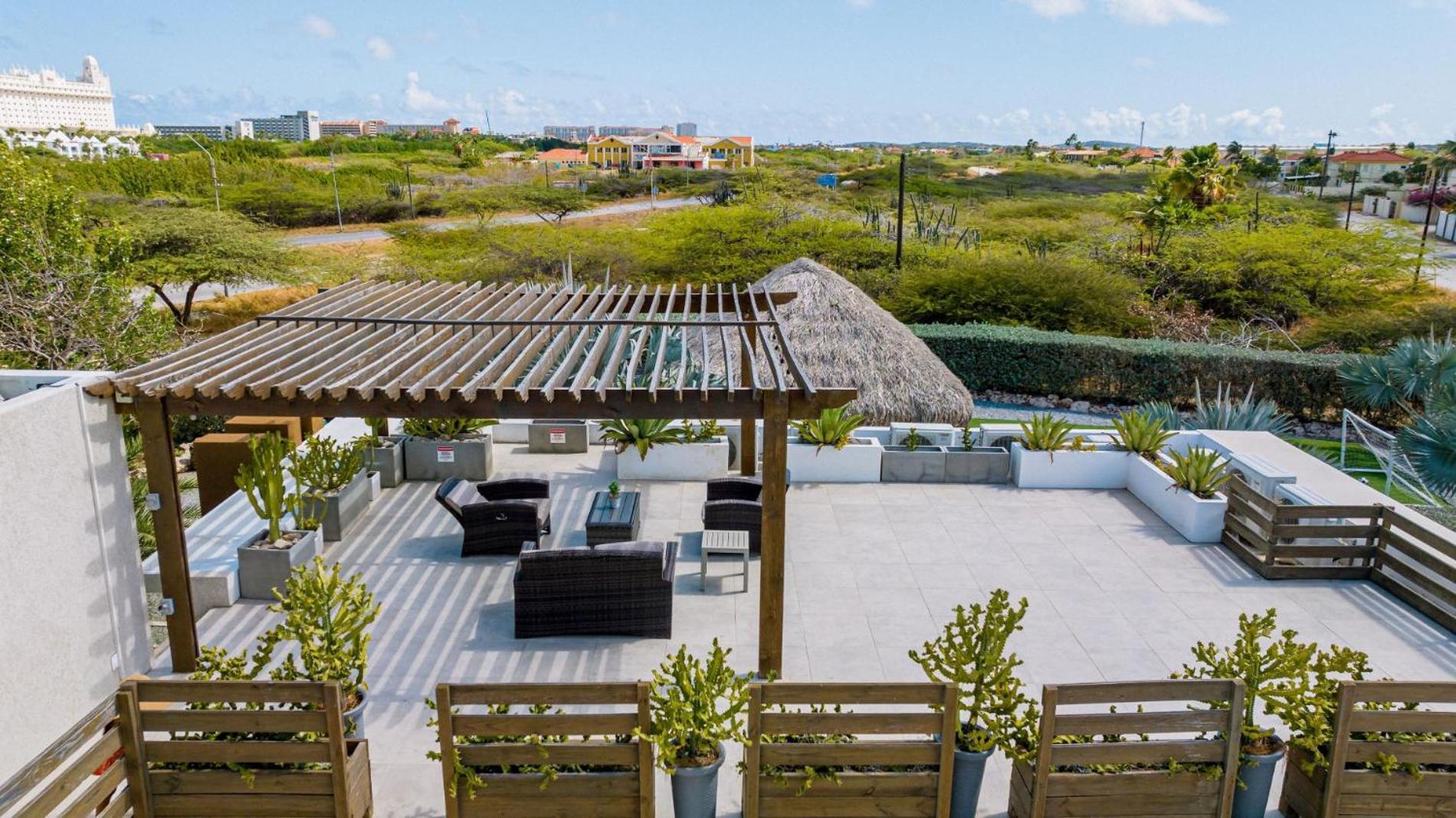 Koyari Modern Condos 9Br 7Ba Sleeps 26 W/ Pool And Roof Deck شاطئ بالم المظهر الخارجي الصورة