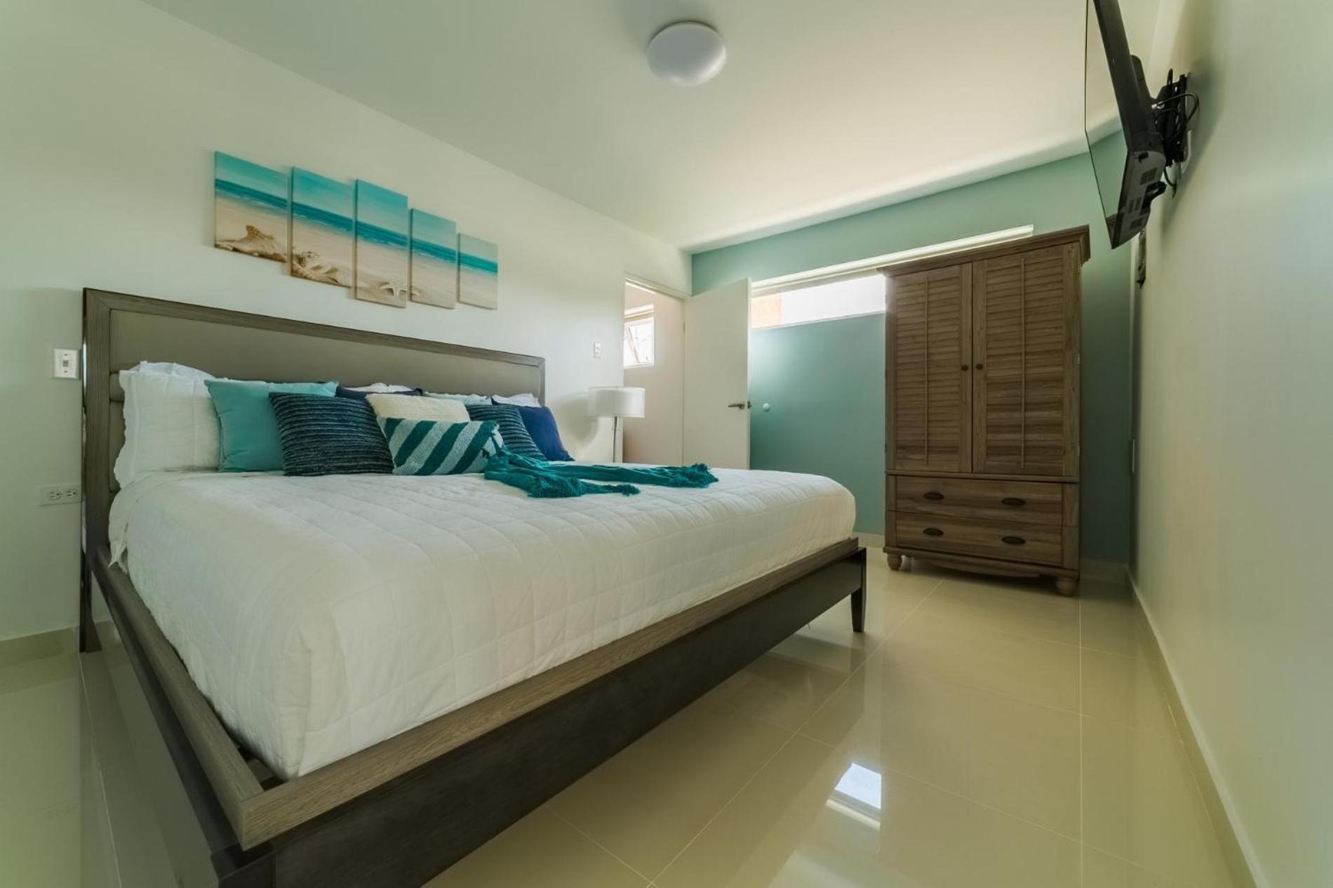 Koyari Modern Condos 9Br 7Ba Sleeps 26 W/ Pool And Roof Deck شاطئ بالم المظهر الخارجي الصورة