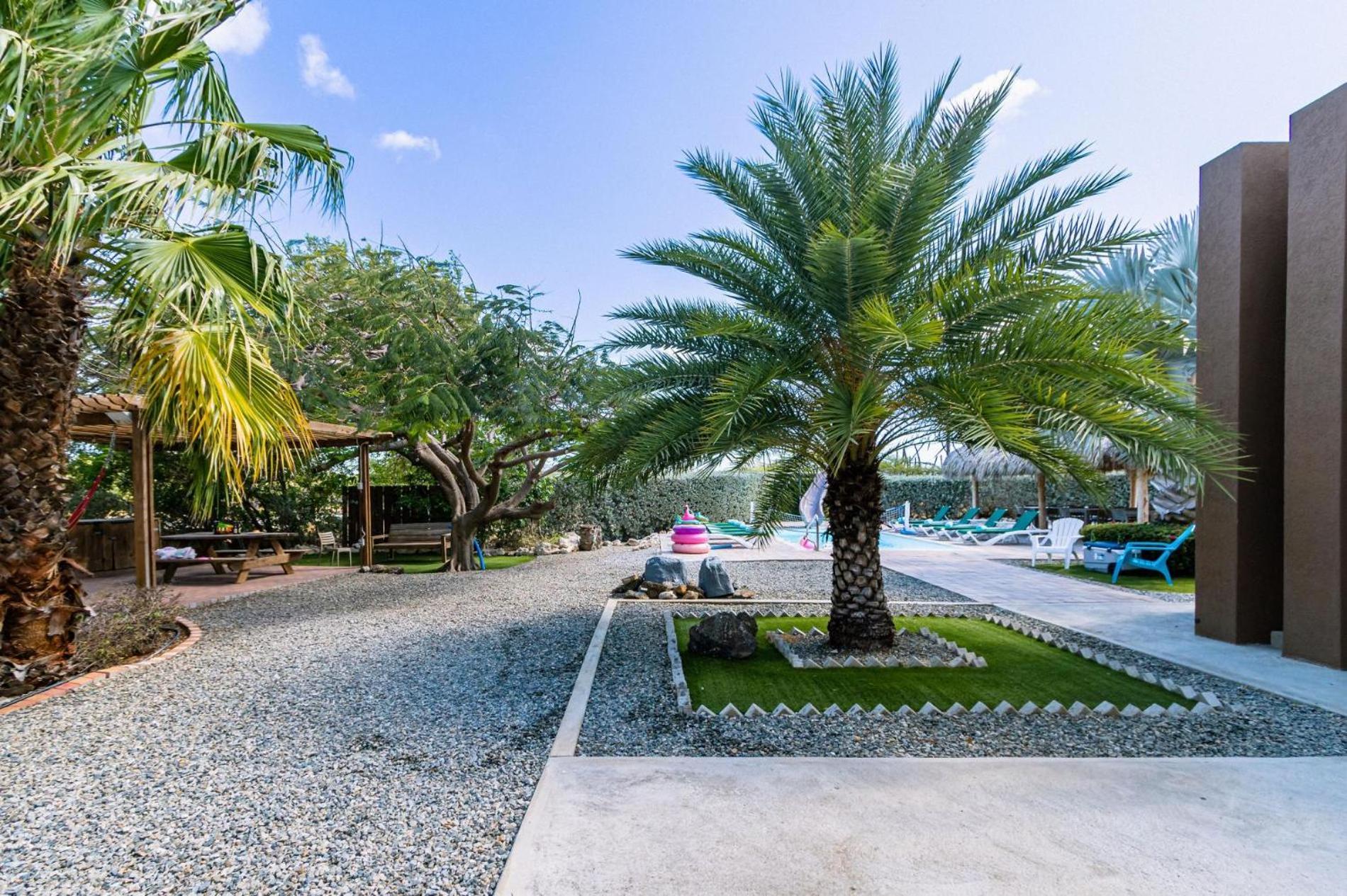 Koyari Modern Condos 9Br 7Ba Sleeps 26 W/ Pool And Roof Deck شاطئ بالم المظهر الخارجي الصورة